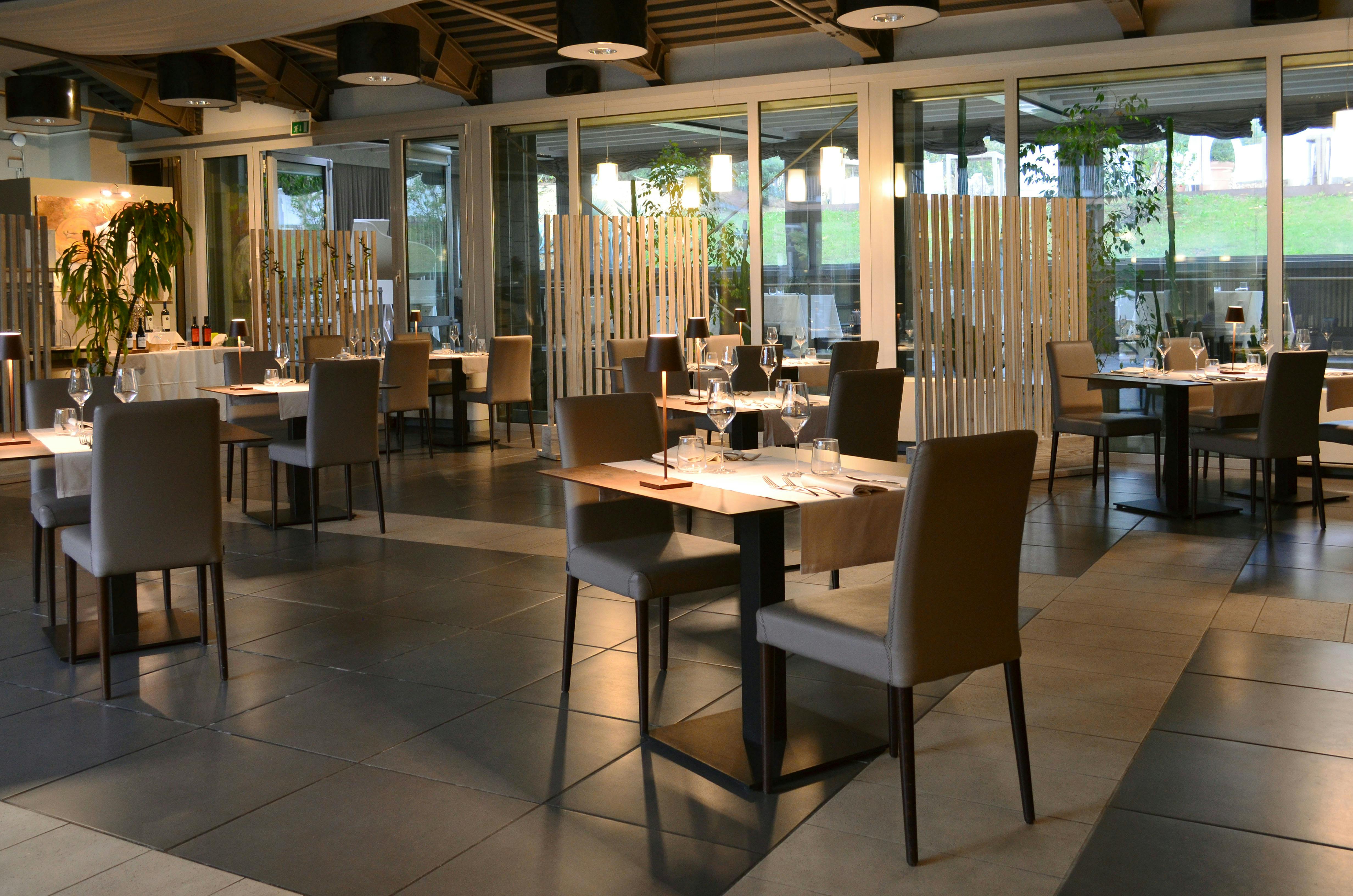 Ristorante-hotel-sedie marroni