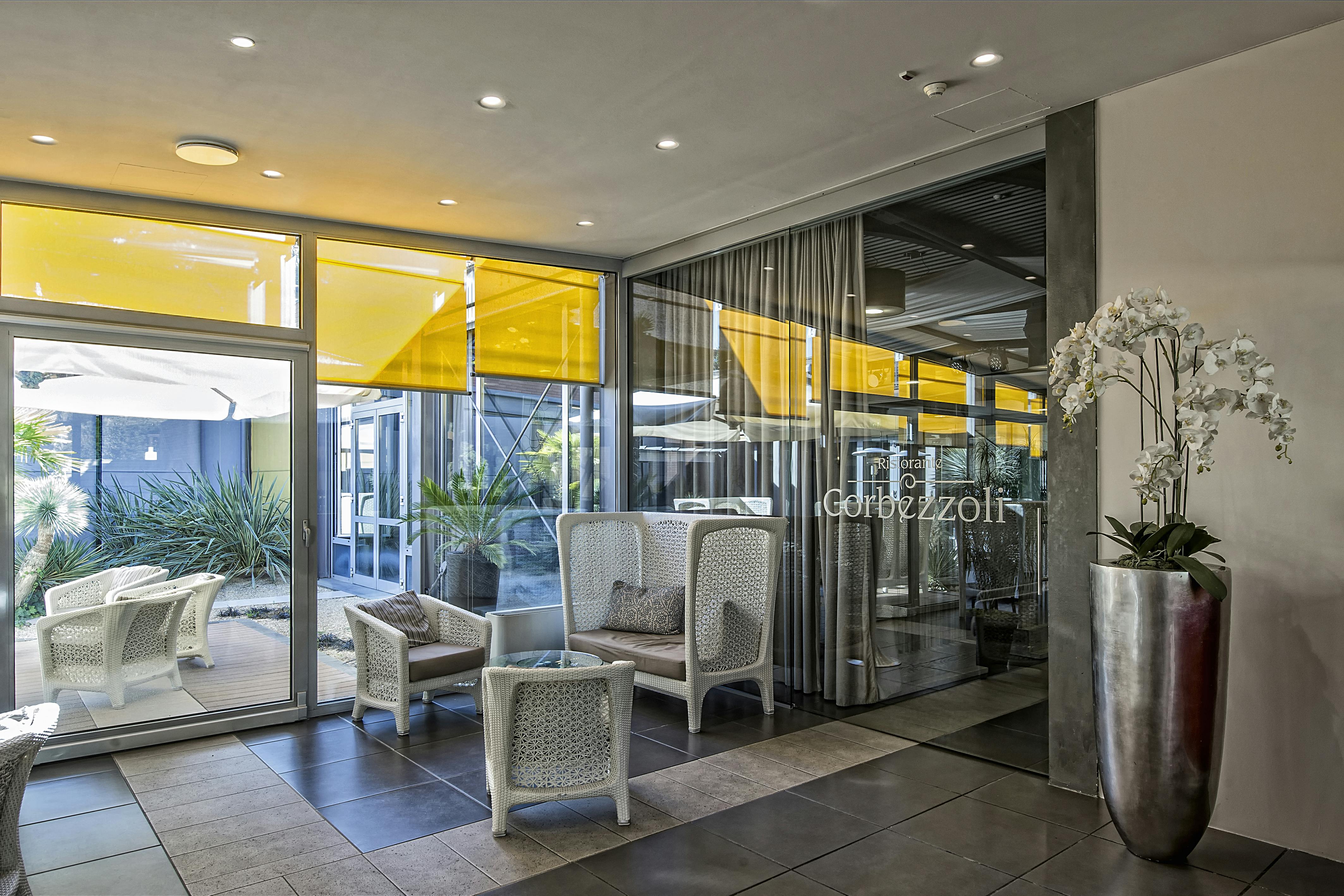 Ristorante-sedie bianche-hotel