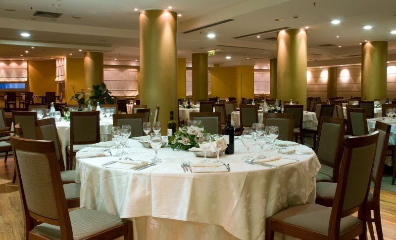 tavoli con apparecchiature bianche-sedie-cena-hotel