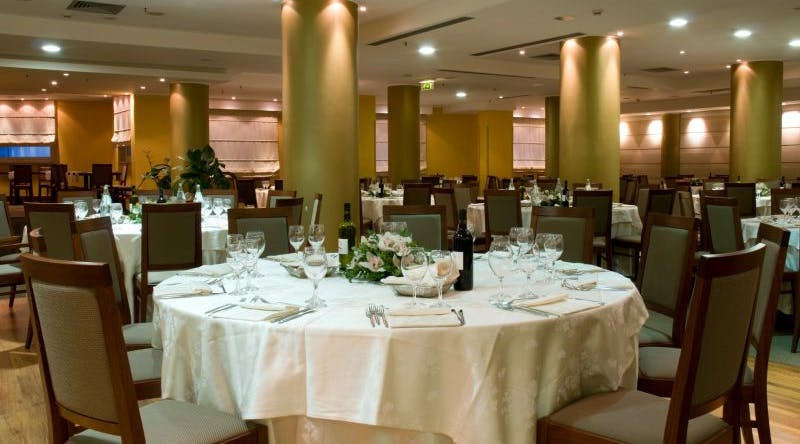 tavoli con apparecchiature bianche-sedie-cena-hotel