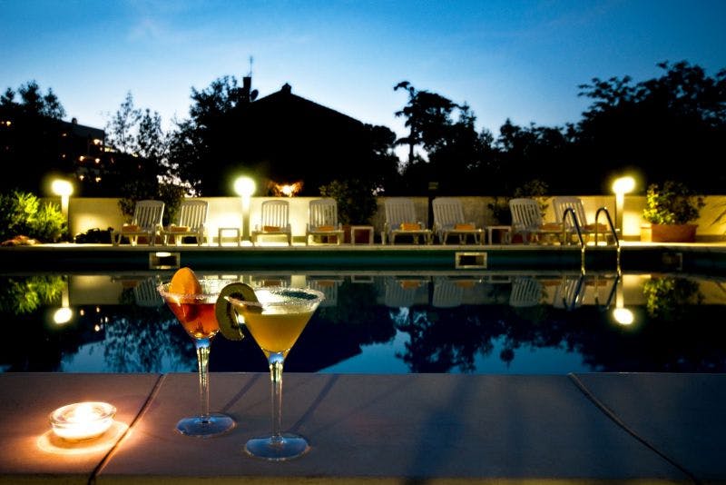 hotel-piscina-tramonto-aperitivo