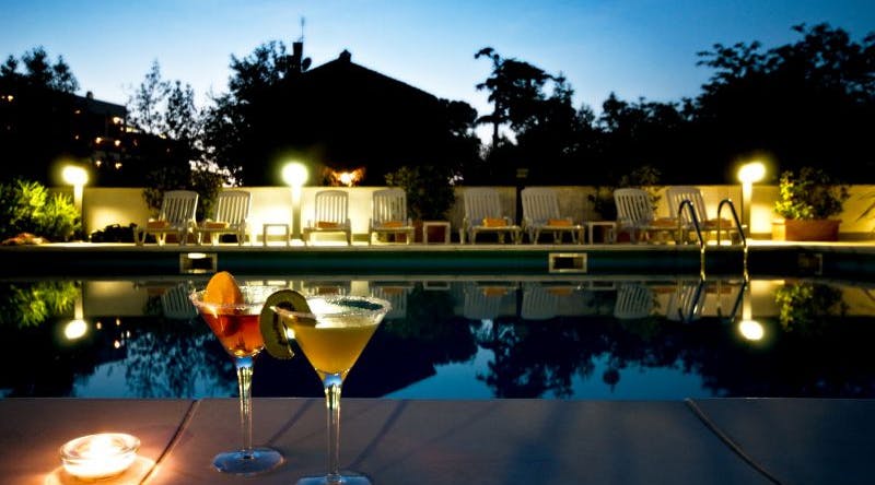 hotel-pool-sunset-aperitif
