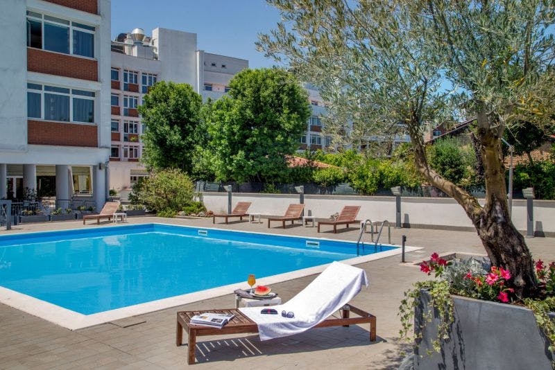 hotel-piscina-piante-relax
