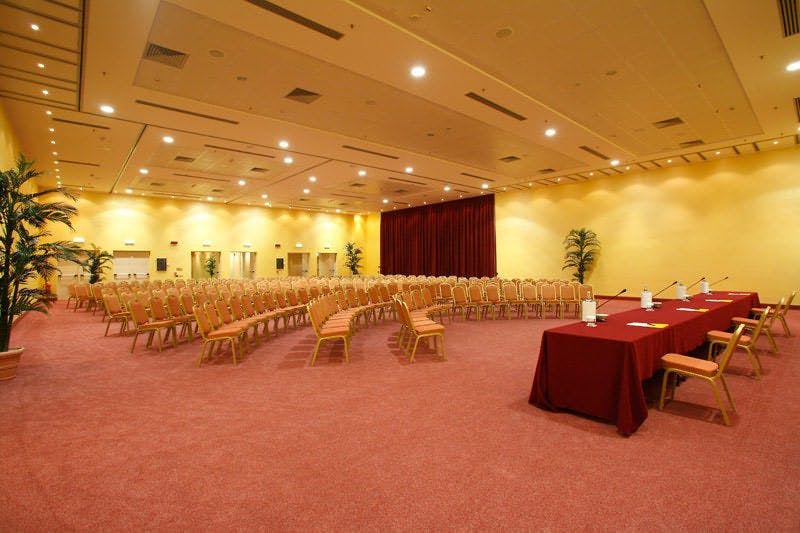 Sala meeting-tavolo rosso-pavimento rosa