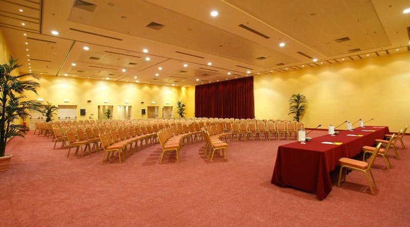 Sala meeting-tavolo rosso-pavimento rosa