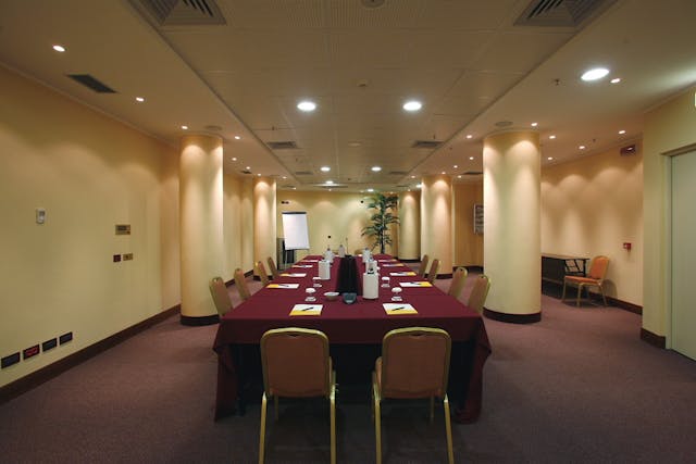 Sala meeting-sedie-piante-tavolo rosso
