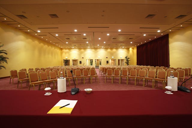 Sala riunioni-hotel-luci-piante