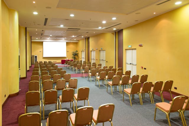 Sala meeting-sedie-pareti gialle-hotel
