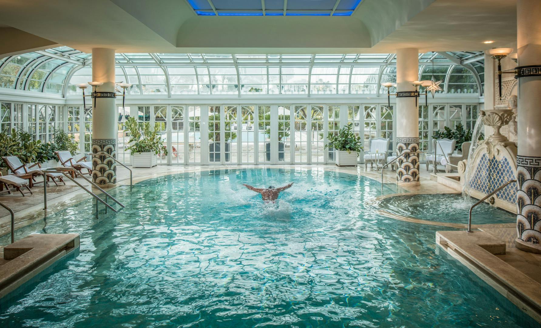 spa e piscina interna con nuotatore