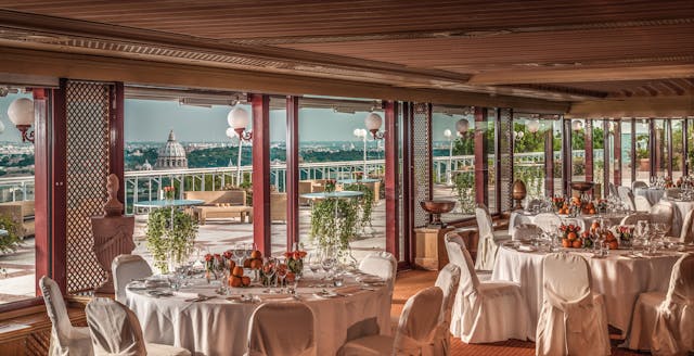 terrazza con tavoli apparecchiati