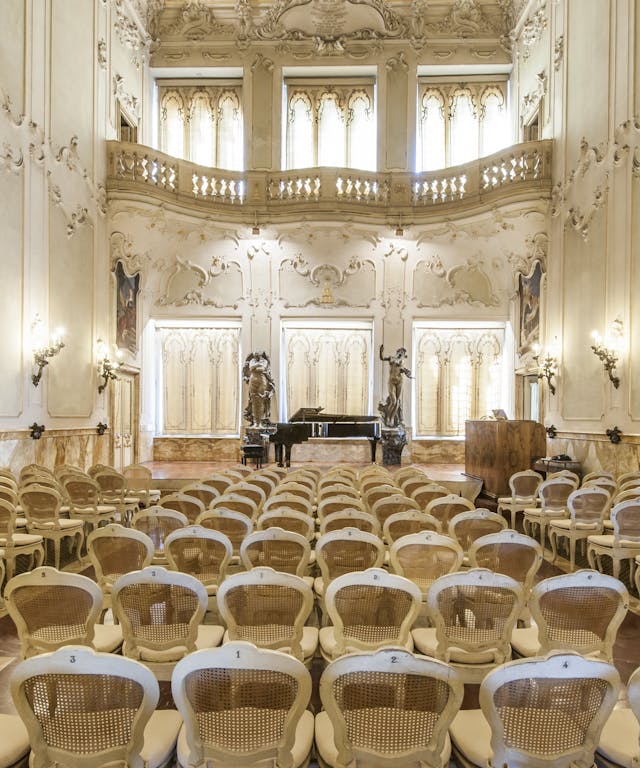 Accademia musicale con sedie e ampia sala