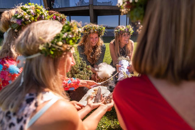 gruppo di rgazze con corona di fiori