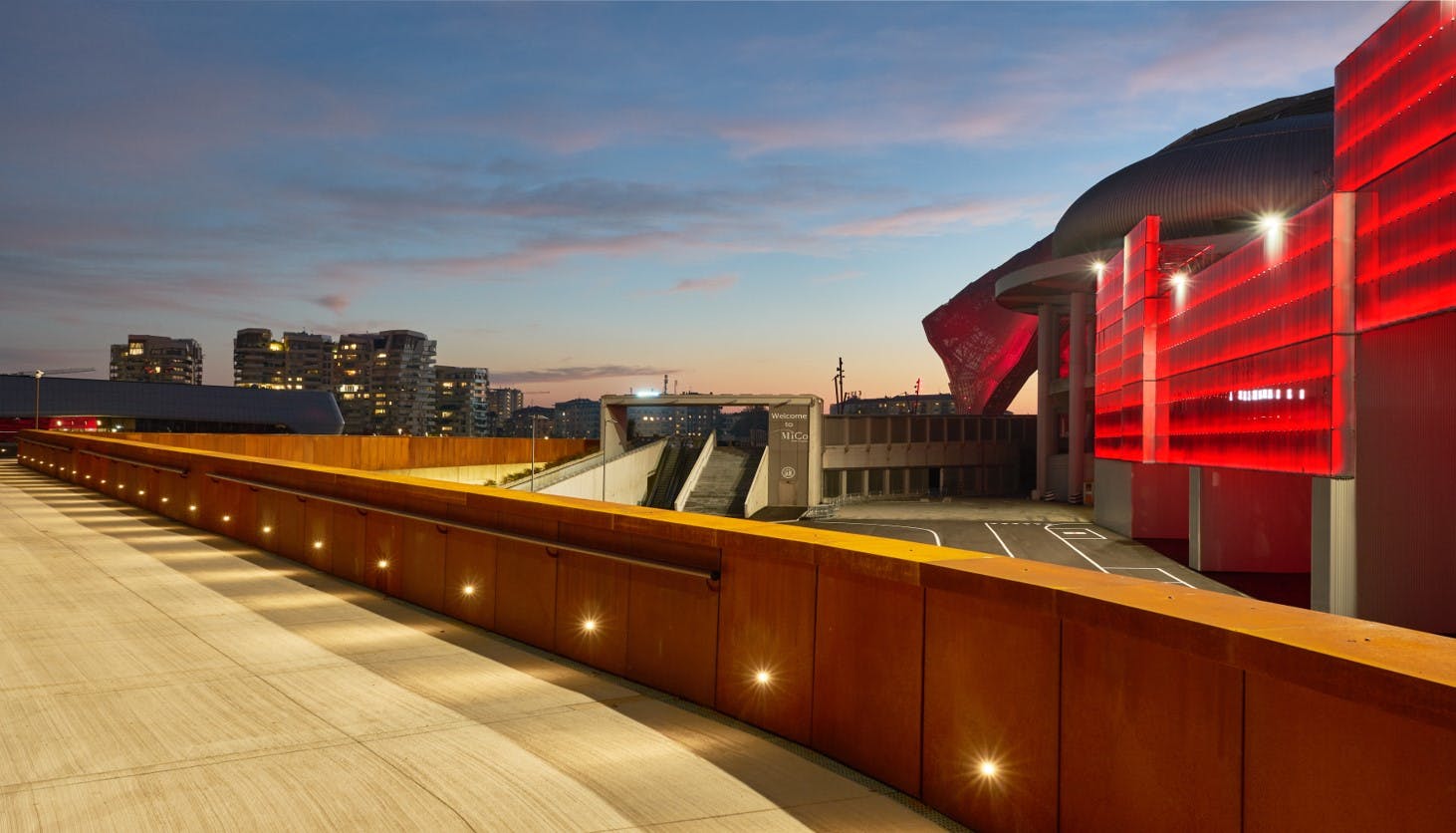 Rooftop di centro congressi con tramonto