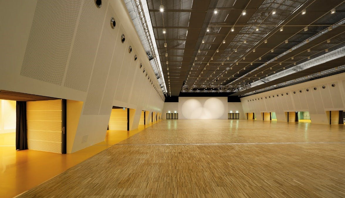 Sala congressi con pavimento in legno