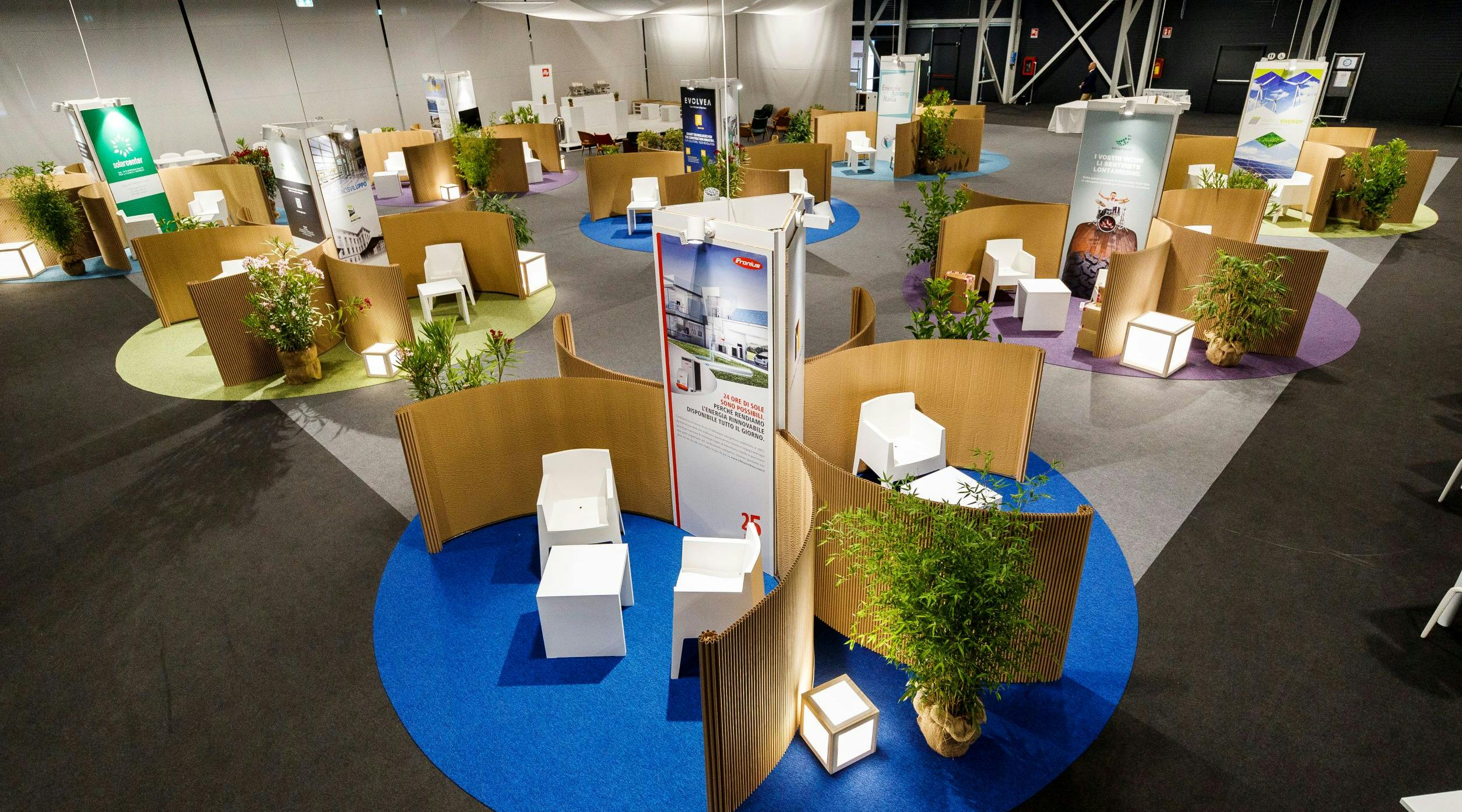 Sala exhibition con piante e stand