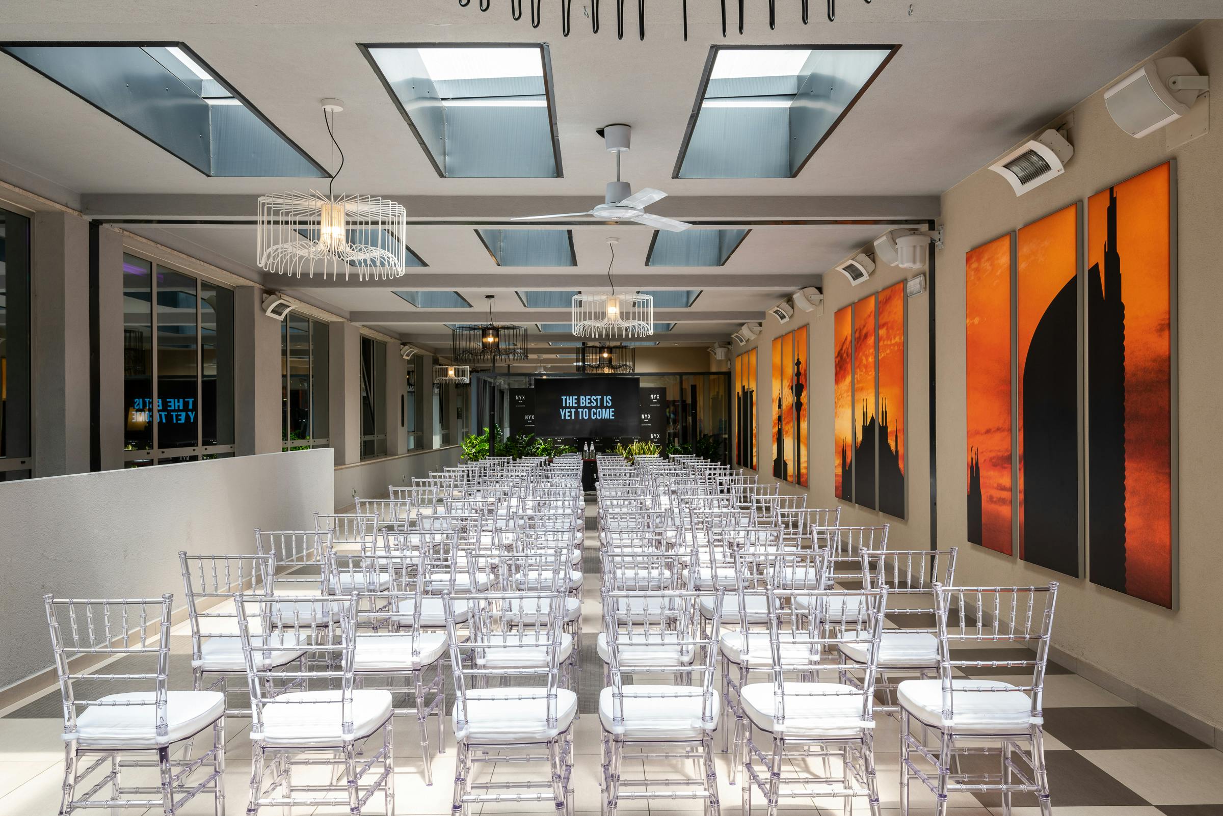 Sala meeting con sedie trasparenti