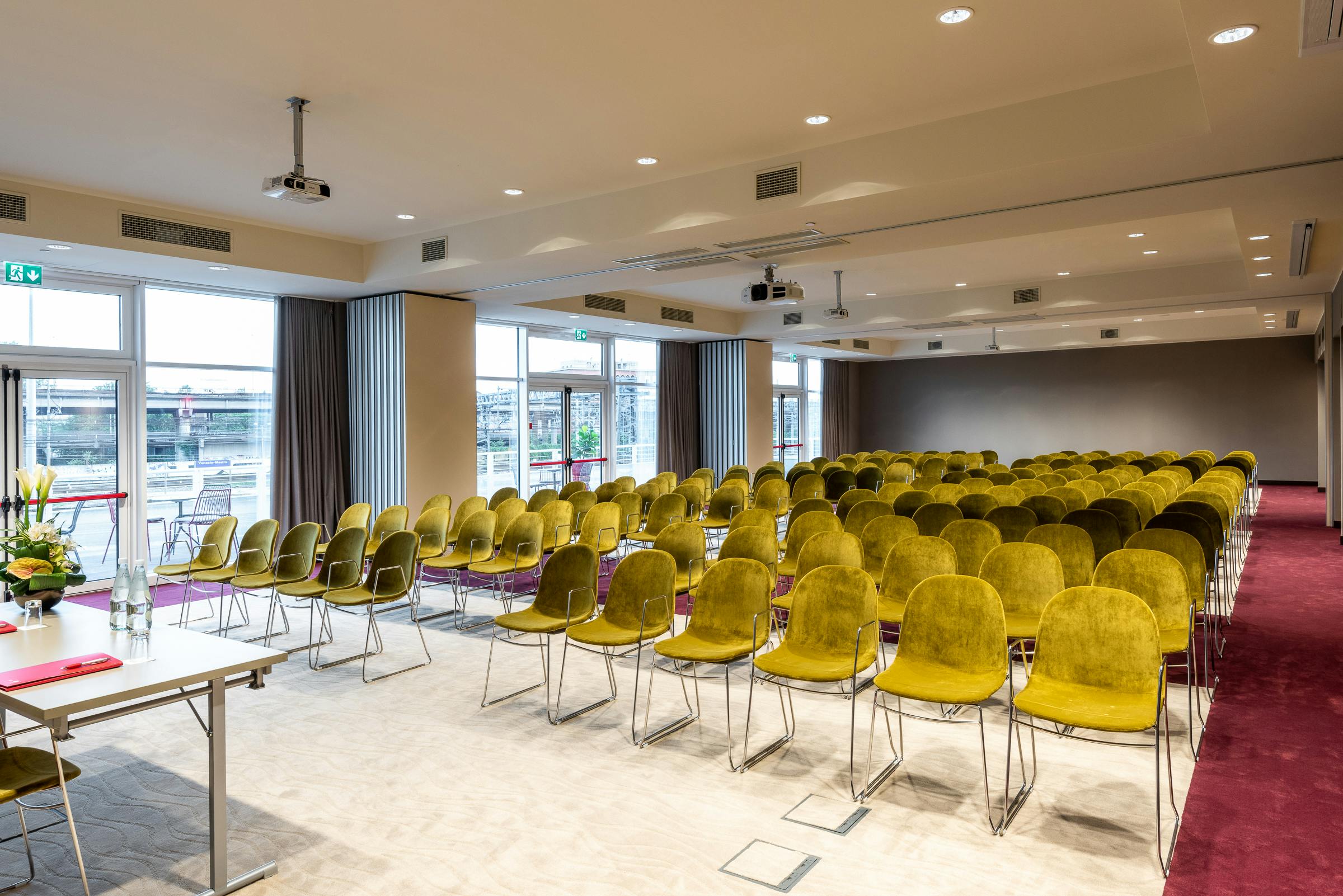 Sala meeting con sedie gialle