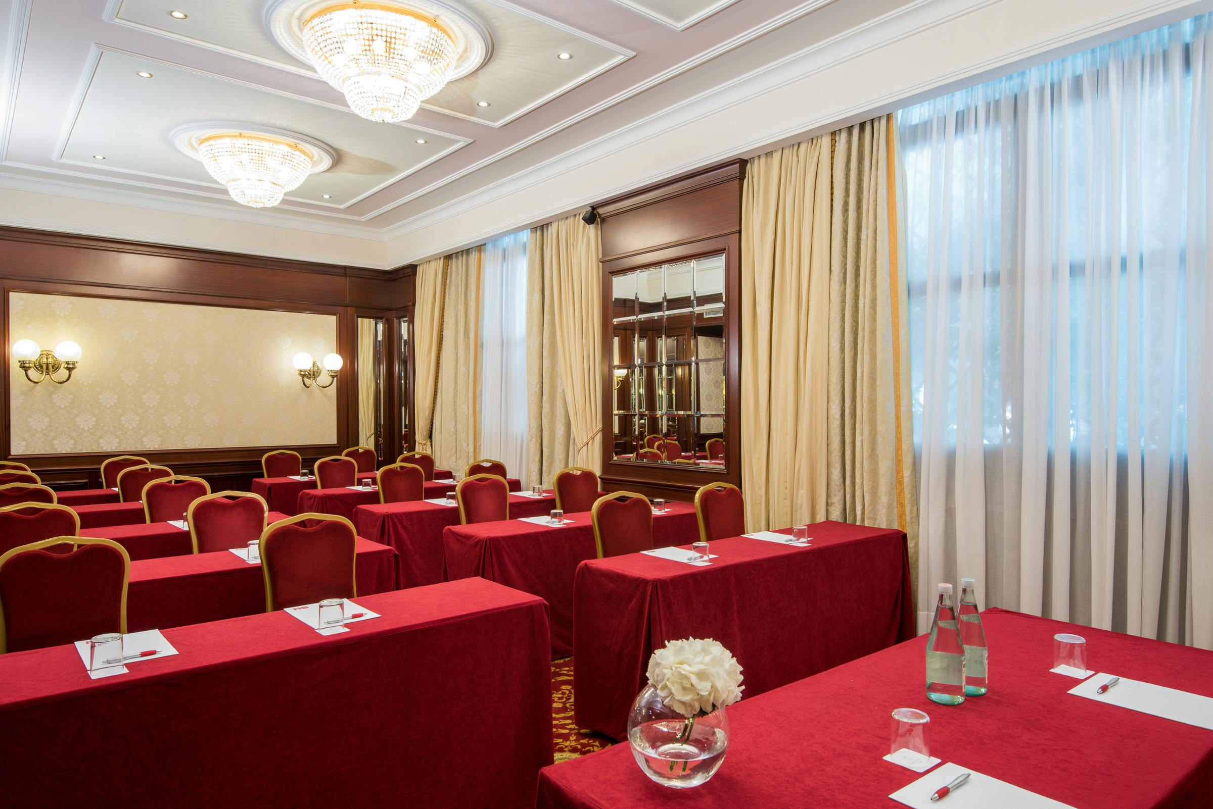 Sala meeting con tavoli e sedie rosse