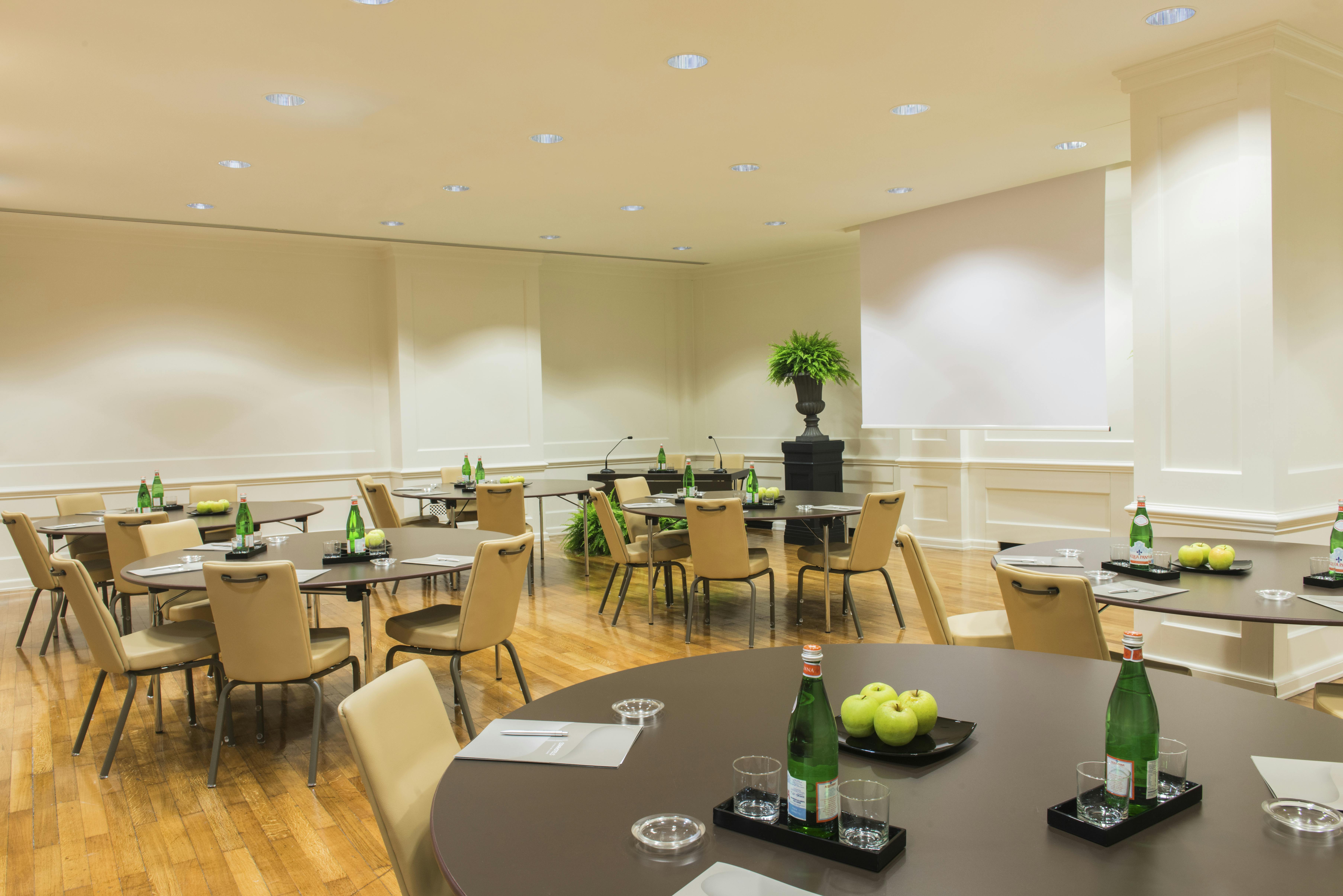 Sala pranzo con frutta e bottiglie d'acqua