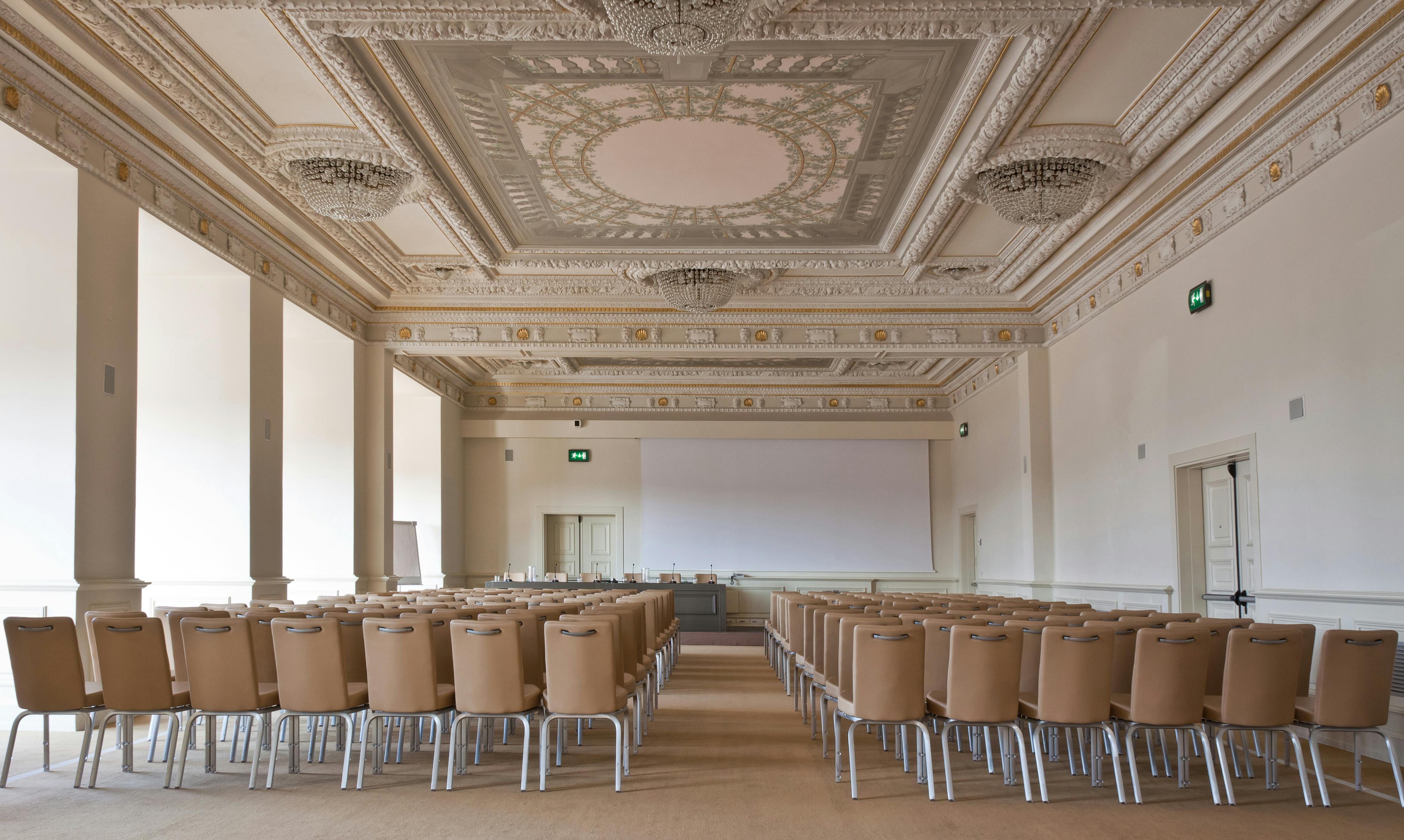 Sala meeting con sedie beige