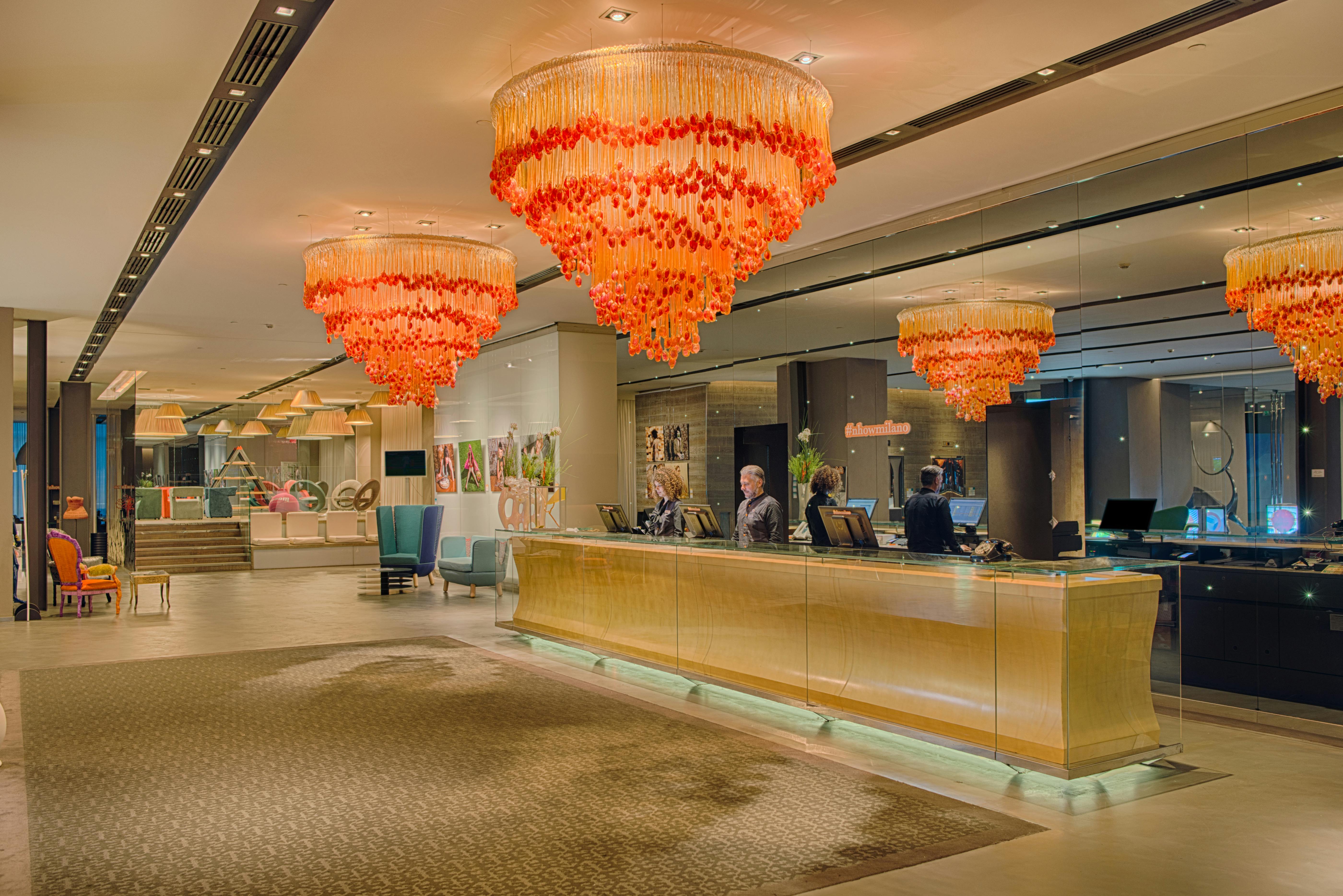 hall hotel con lampadari arancioni