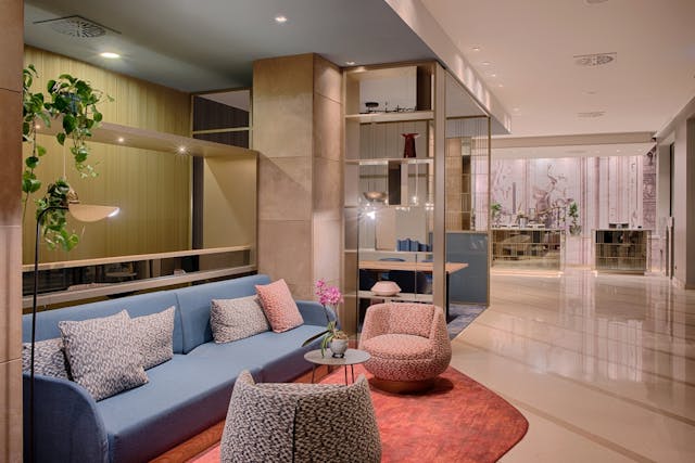 hall hotel con divano