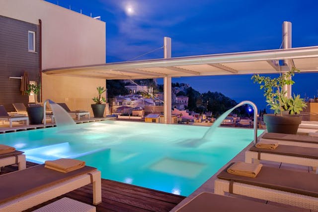 terrazza con piscina