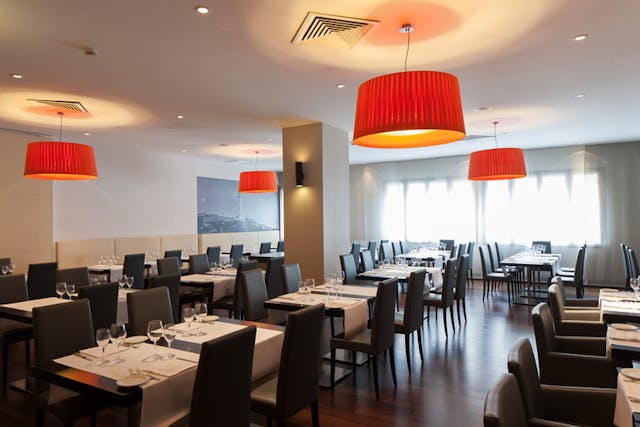 ristorante con lampadari arancioni