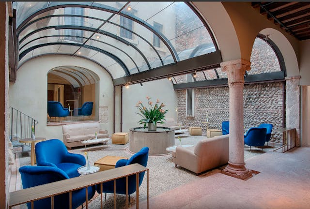 hall con divani blu