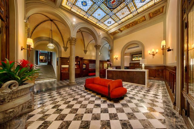 hall con archi e marmo
