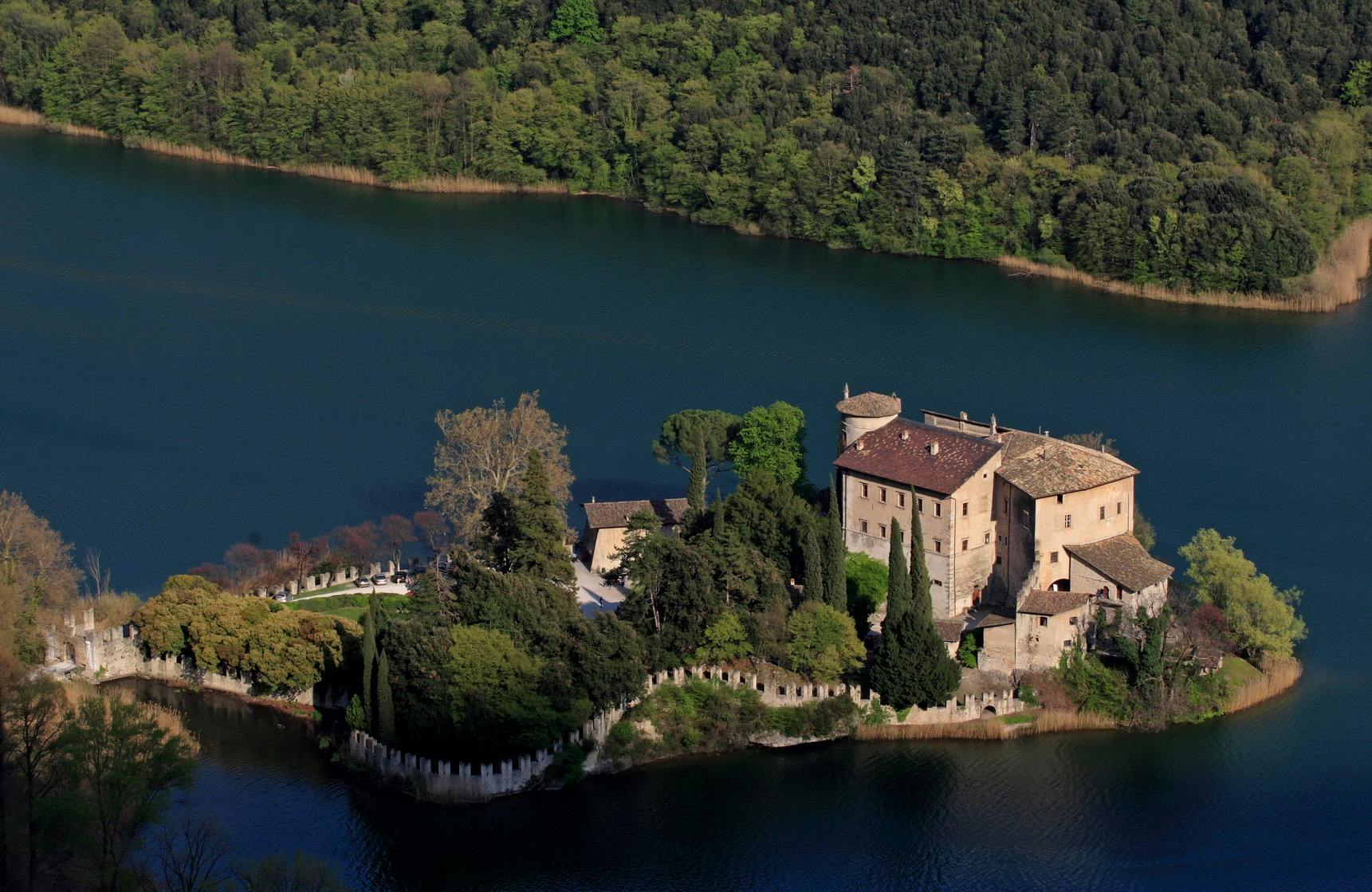 castello su isola nel lago