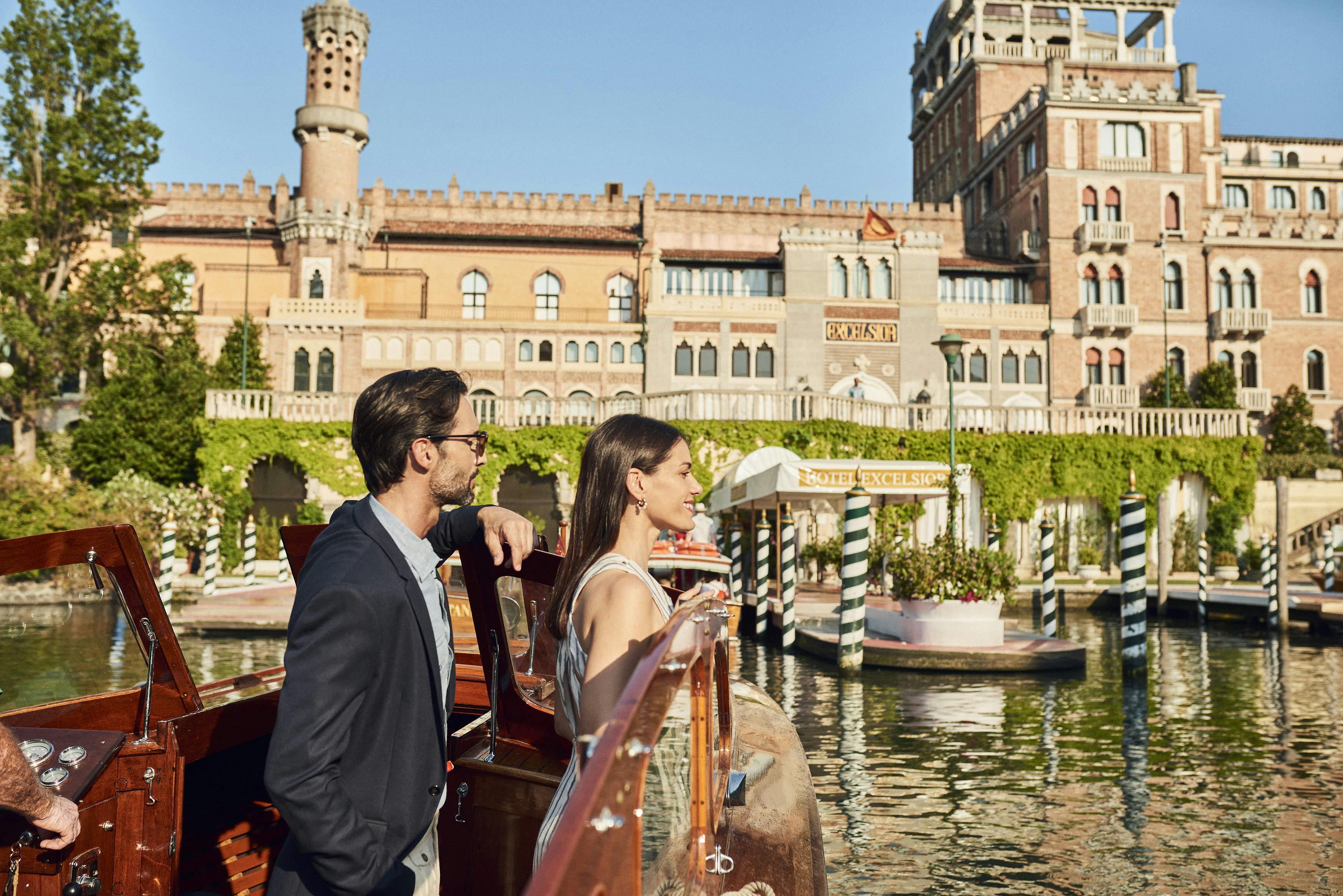 persone sul canale e hotel