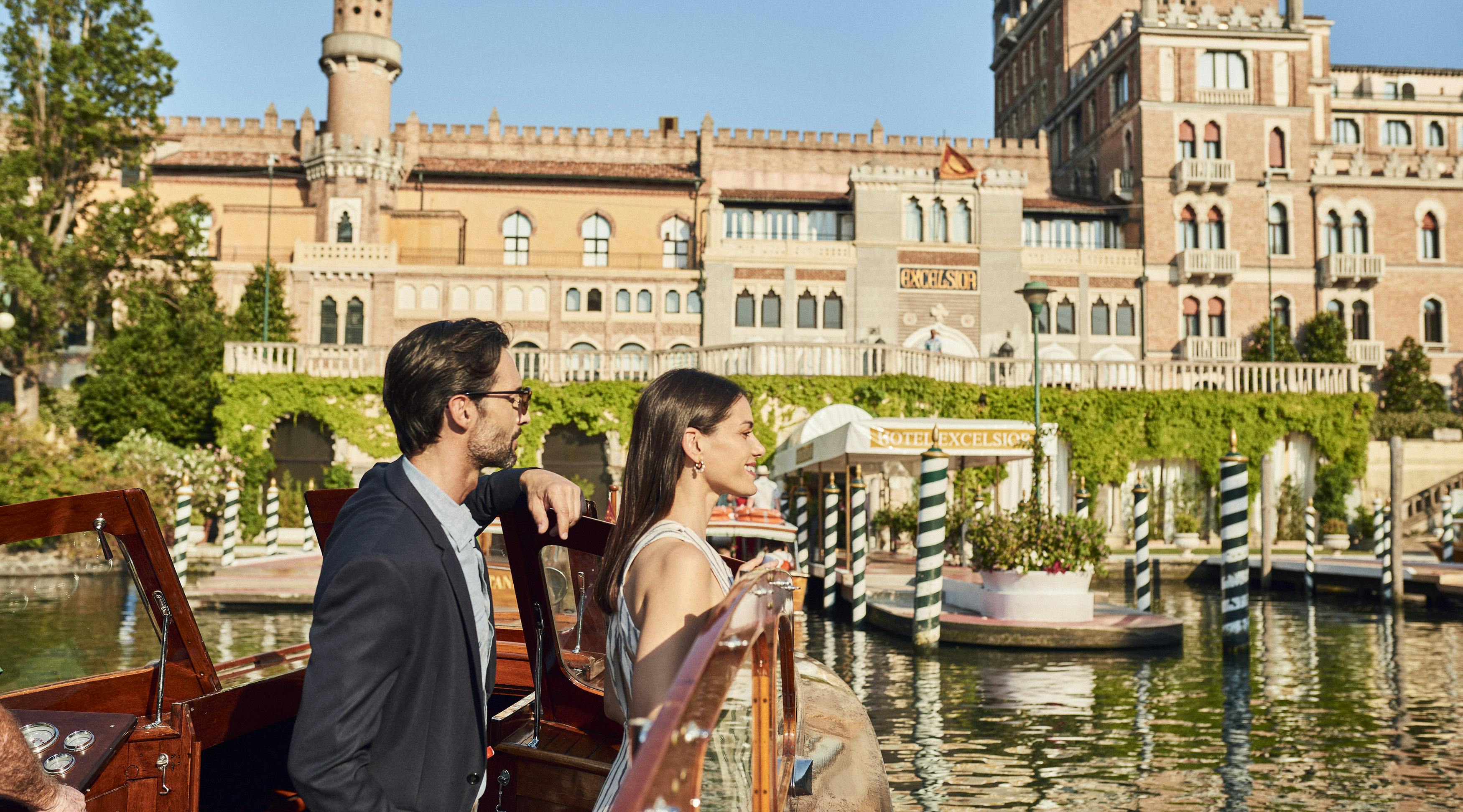 persone sul canale e hotel