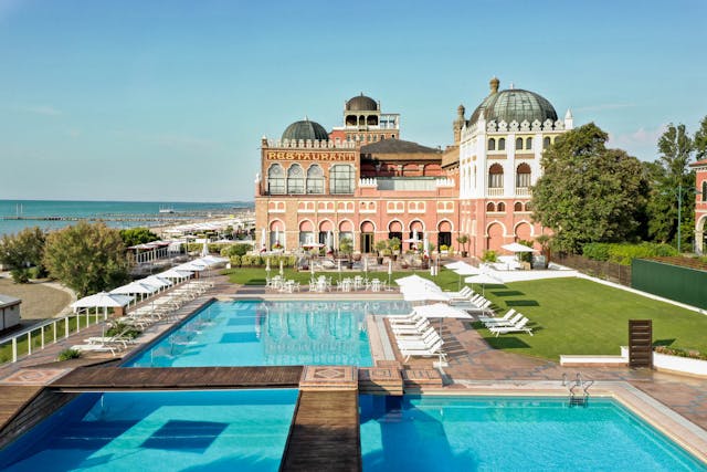 piscina e hotel esterni