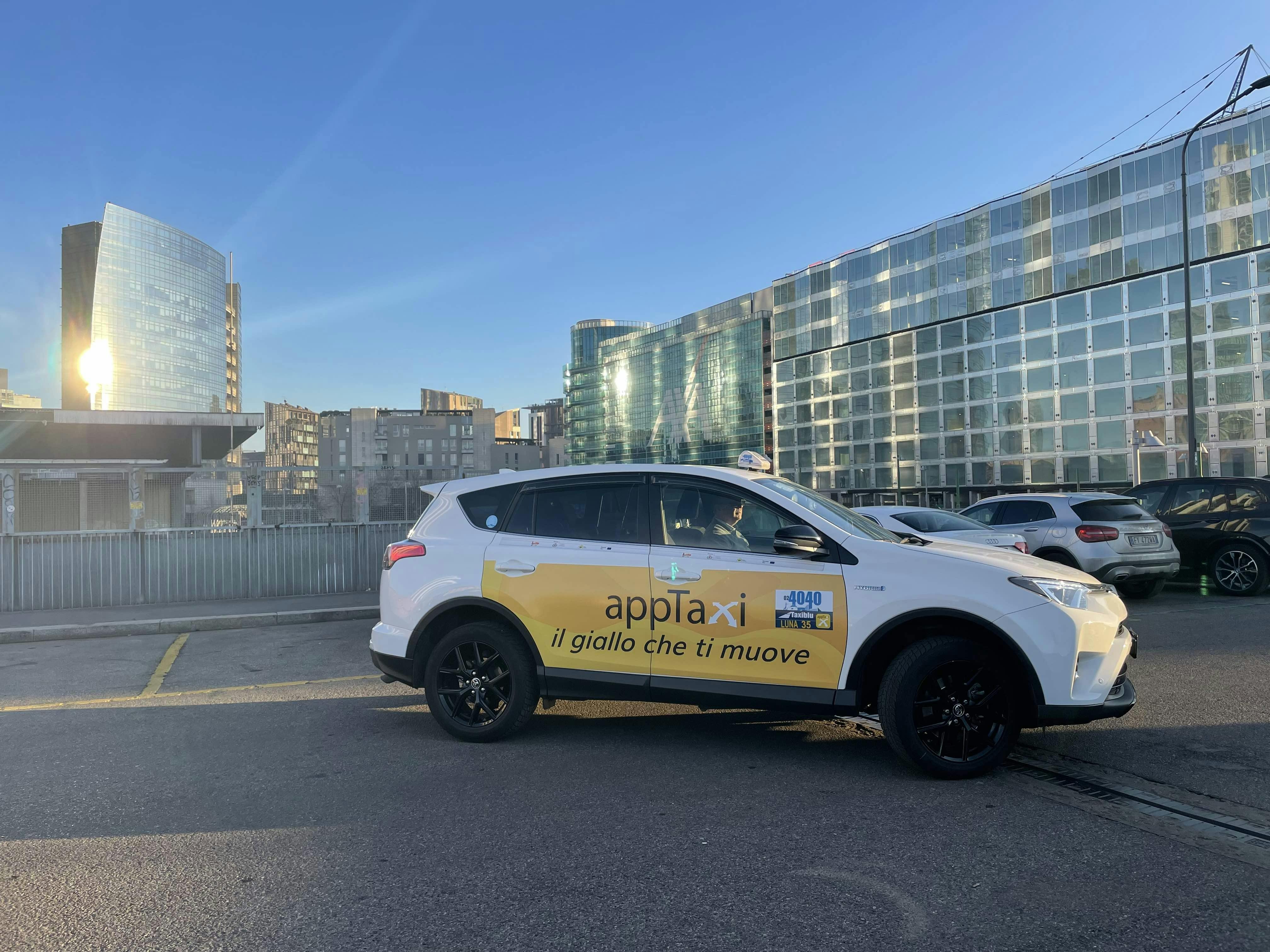 App taxi davanti ai grattacieli