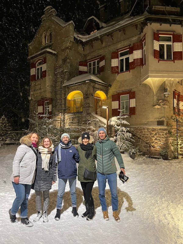 CBI in Alto Adige persone sulla neve con dietro un edificio