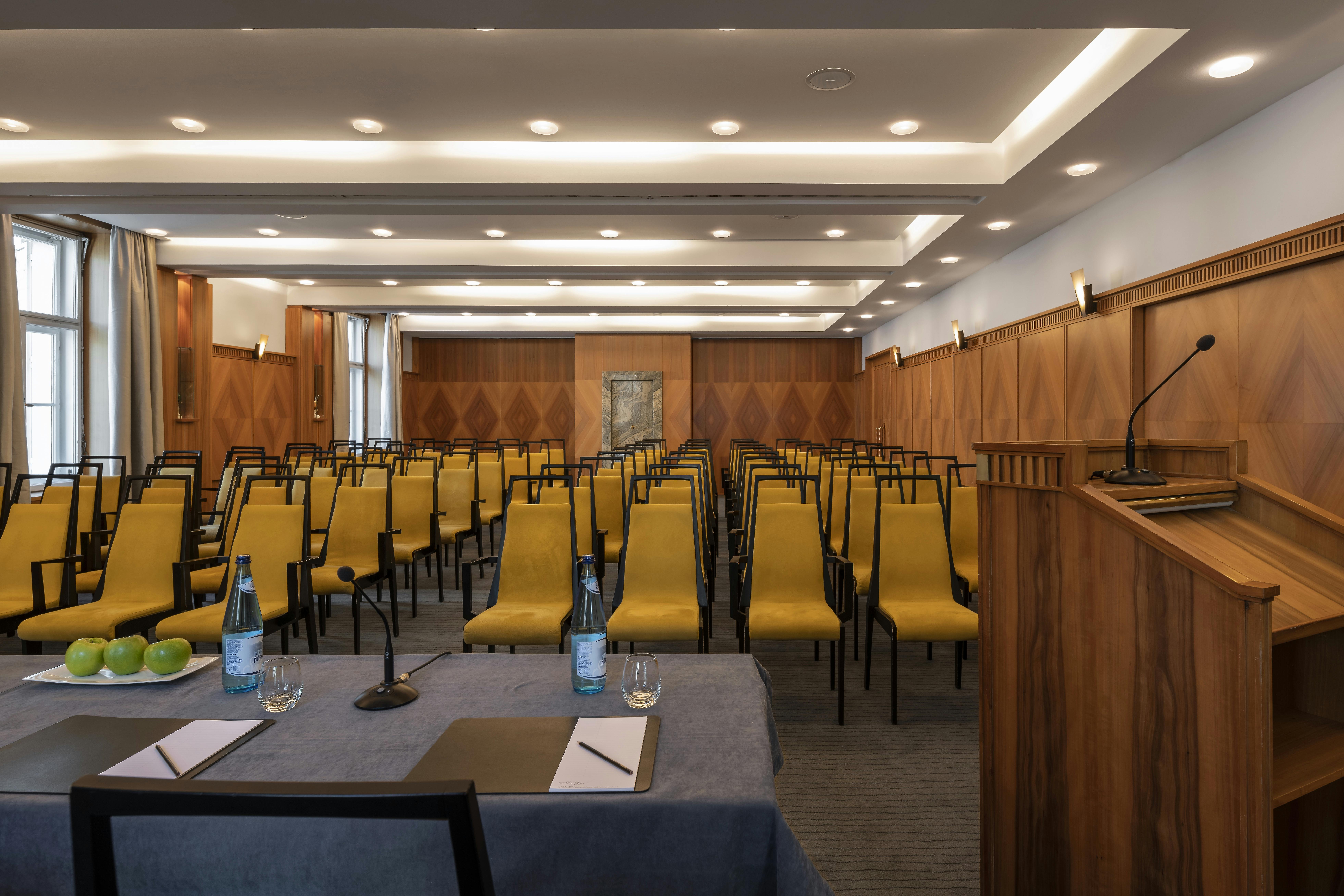 sala meeting con sedie gialle