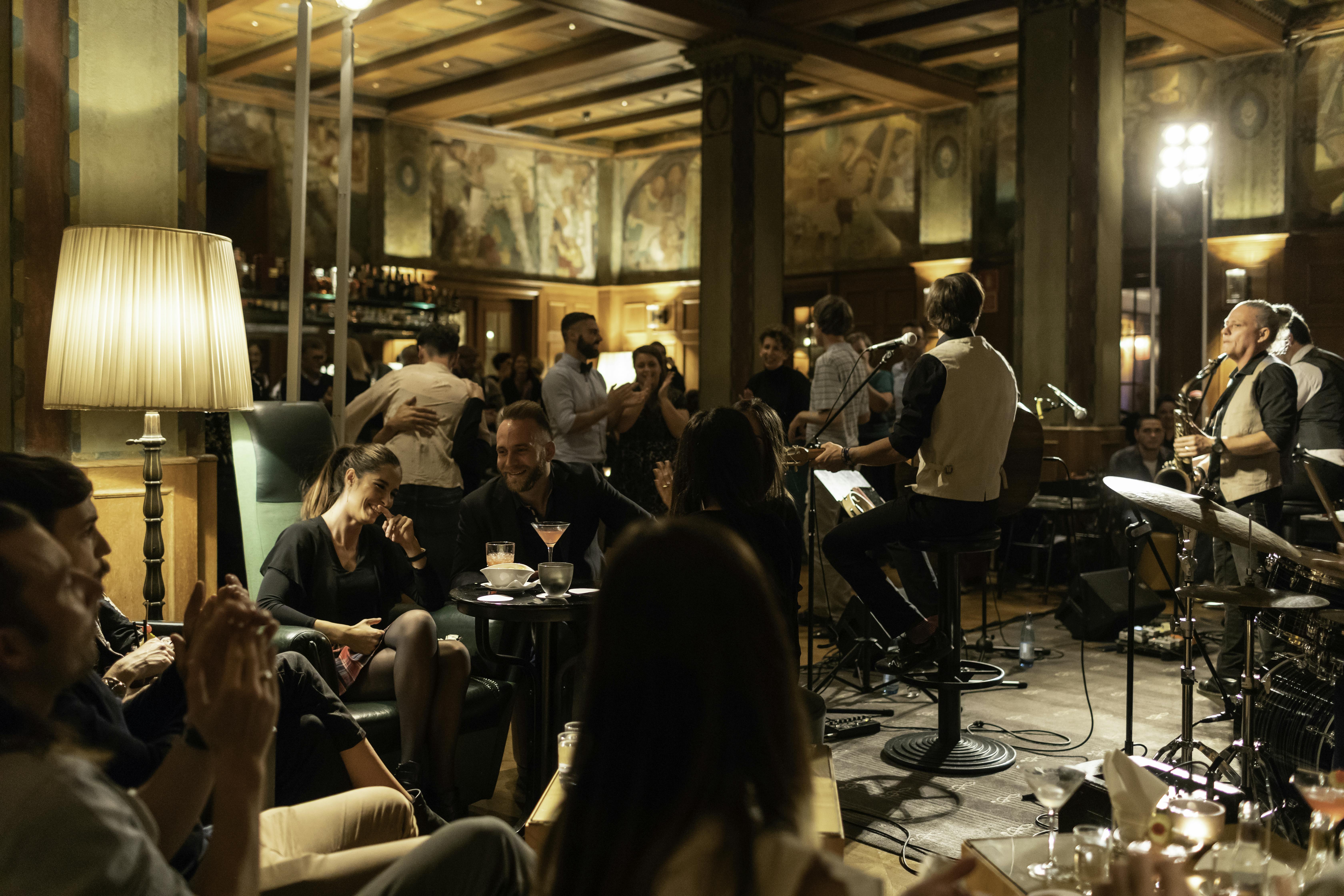 Festa con persone e musica