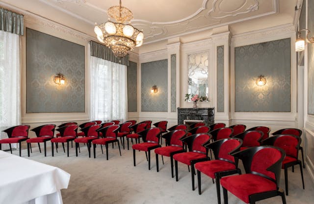 salone con sedie rosse