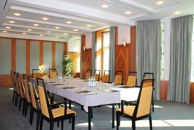 Sala meeting con sedie gialle