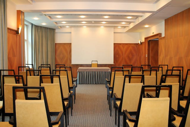 sala meeting con sedie gialle
