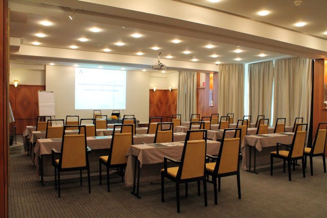 Sala meeting con banchi