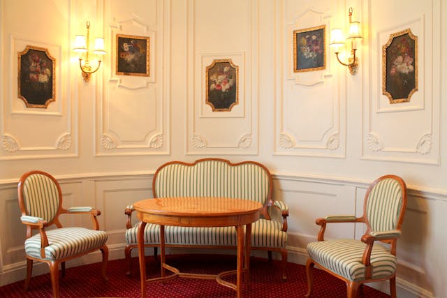 sala con divani e quadri