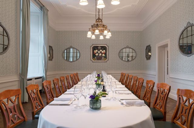 sala con tavolo e sedie