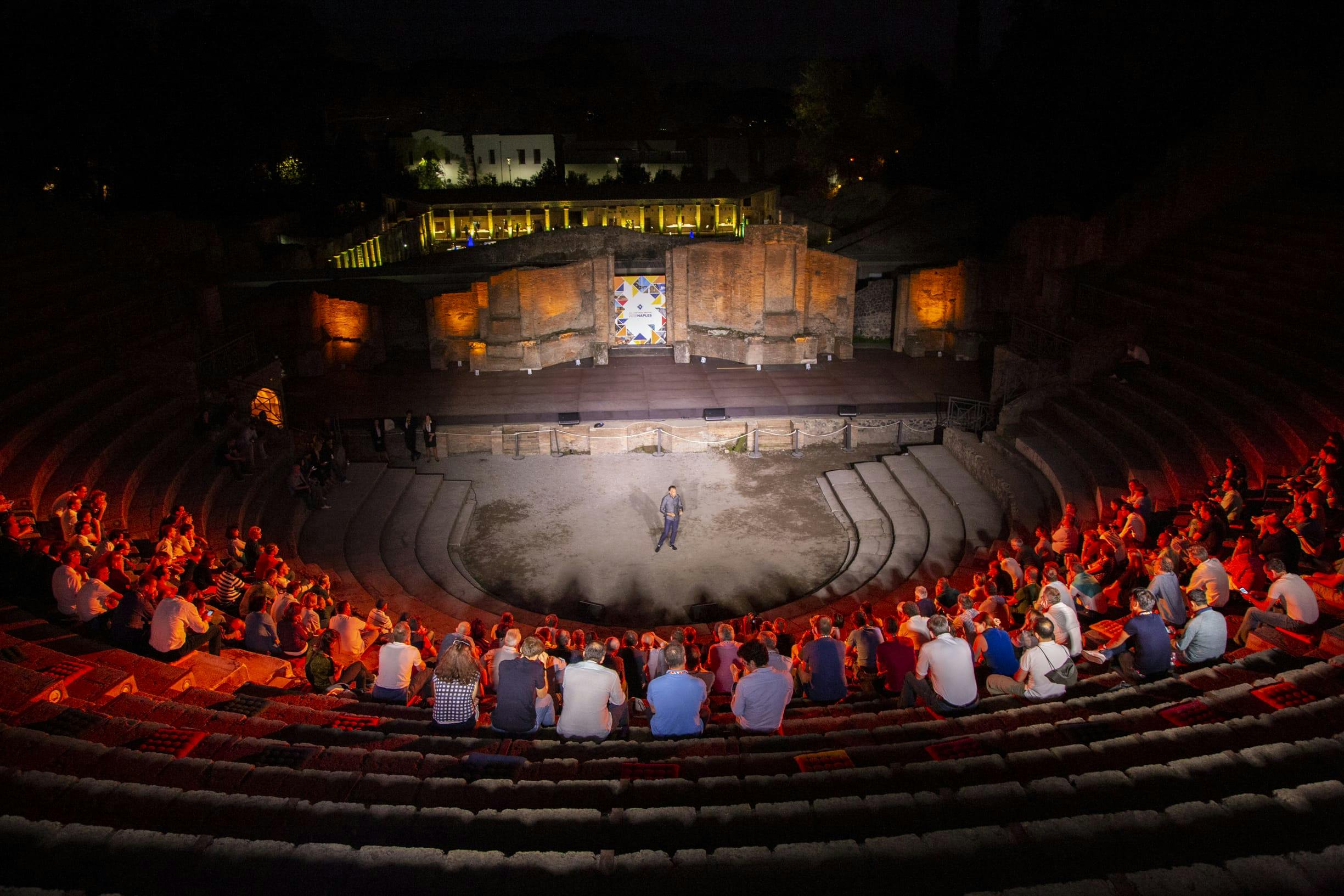 arena di notte con spettacolo teatrale