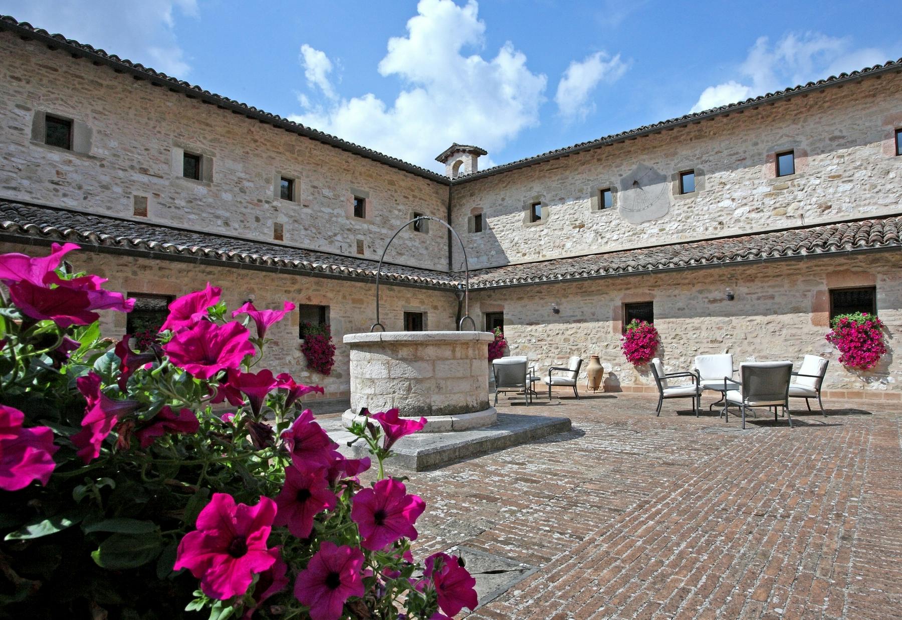 chiostro con fiori