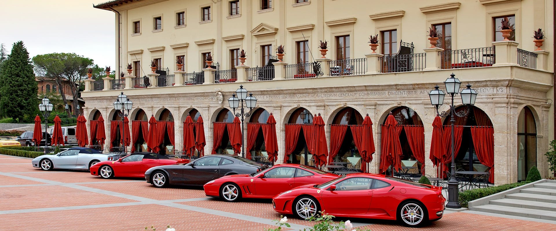 IHC macchine davanti a un edificio