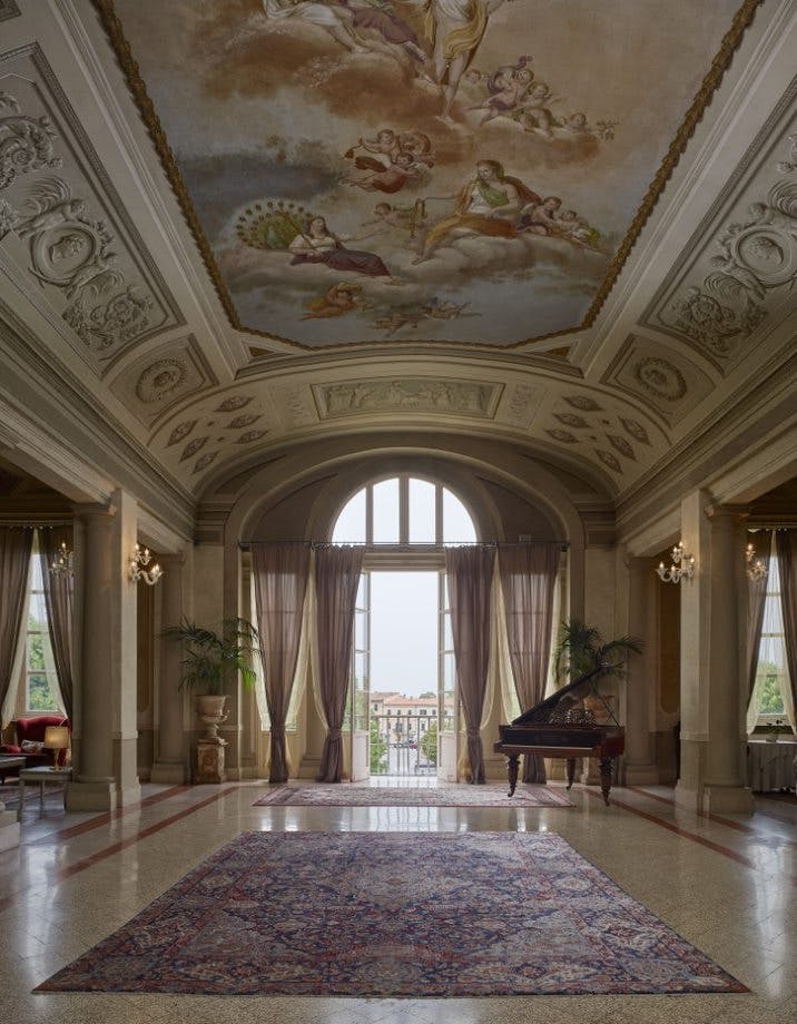 salone affrescato con un pianoforte