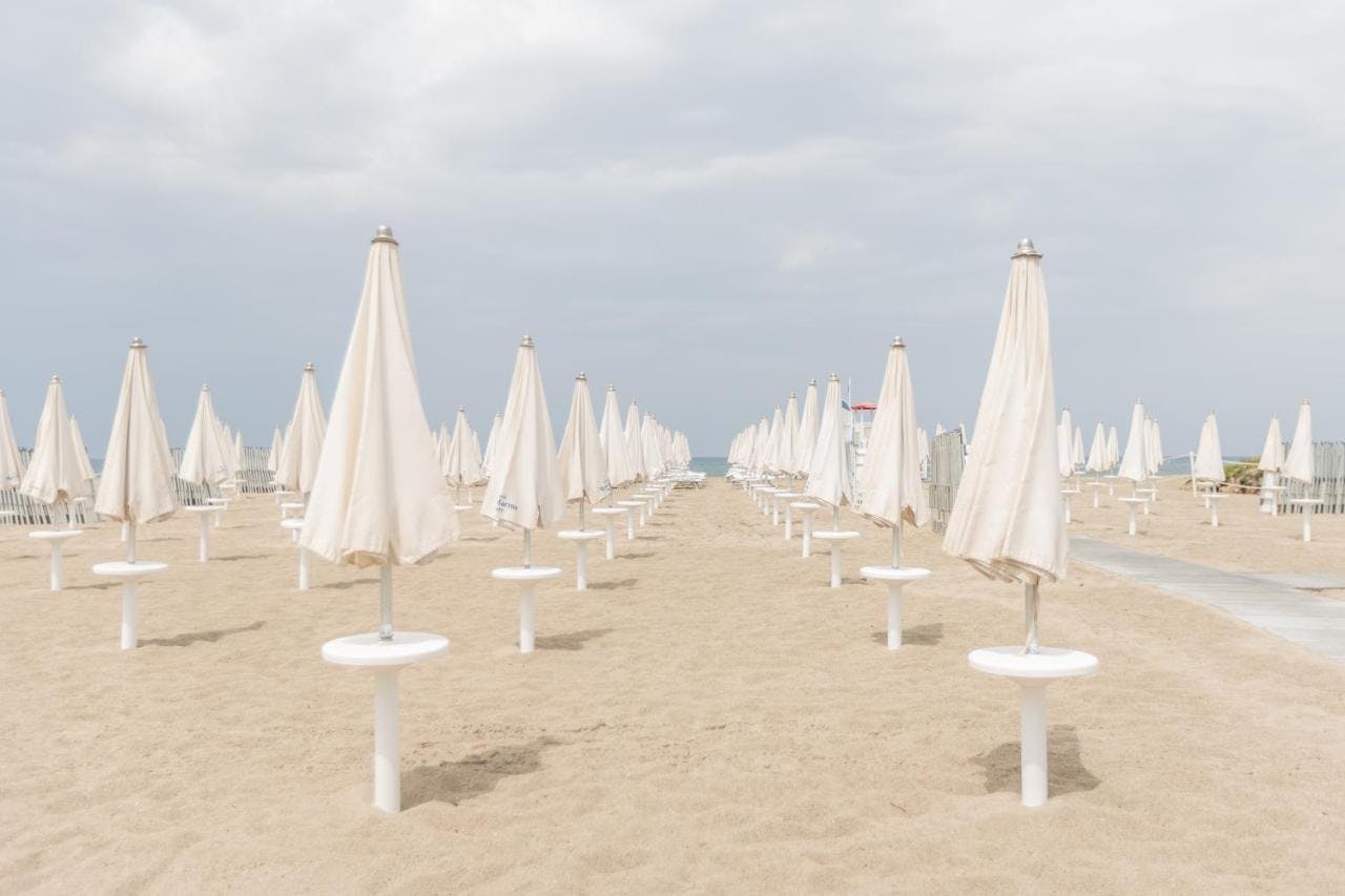 spiaggia con ombrelloni
