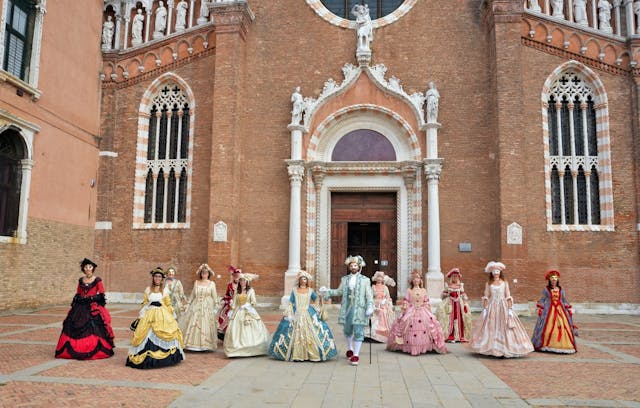 persone con costumi di carnevale